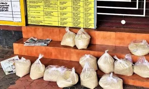 അരി ഉപേക്ഷിച്ചവർക്കെതിരെ കേസെടുത്തു