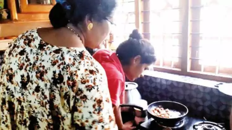 കാഴ്ചയിൽ നല്ല മത്സ്യം; അടുപ്പത്ത് വെച്ചപ്പോൾ പുറത്തുവന്നത് പുഴുക്കൾ കാഴ്ചയിൽ നല്ല മത്സ്യം; അടുപ്പത്ത് വെച്ചപ്പോൾ പുറത്തുവന്നത് പുഴുക്കൾ