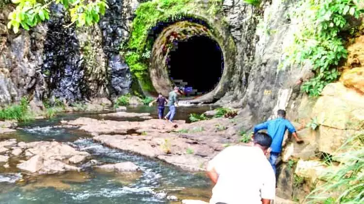 അഞ്ചുരുളി തുരങ്കത്തിൽ സാമൂഹിക വിരുദ്ധ ശല്യം അഞ്ചുരുളി തുരങ്കത്തിൽ സാമൂഹിക വിരുദ്ധ ശല്യം