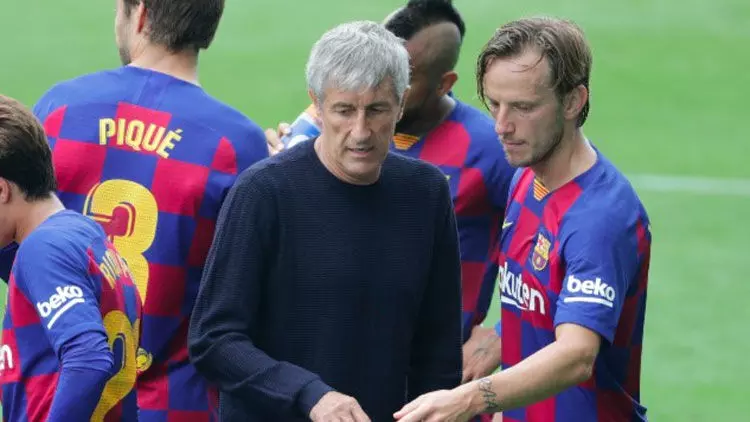 ബാഴ്സലോണ കോച്ച് ക്വികെ സെറ്റ്യാനെതിരെ താരങ്ങളുടെ പടയൊരുക്കം ബാഴ്സലോണ കോച്ച് ക്വികെ സെറ്റ്യാനെതിരെ താരങ്ങളുടെ പടയൊരുക്കം