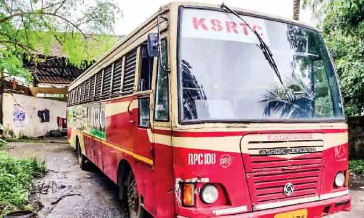 കോ​വി​ഡ് ബാ​ധി​ത​നാ​യ കണ്ടക്ടർ ജോലിചെയ്ത ബസ് അണുമുക്തമാക്കുന്നതിൽ വീഴ്ച