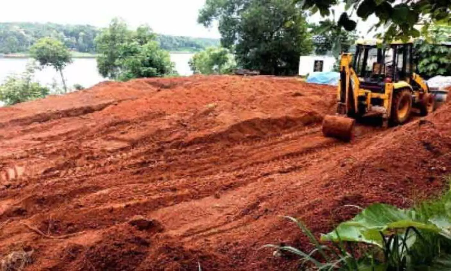 ശാസ്താംകോട്ട ശുദ്ധജല തടാകത്തിന്‍റെ നിലനിൽപിന് ഭീഷണിയായി കുന്നിടിക്കൽ