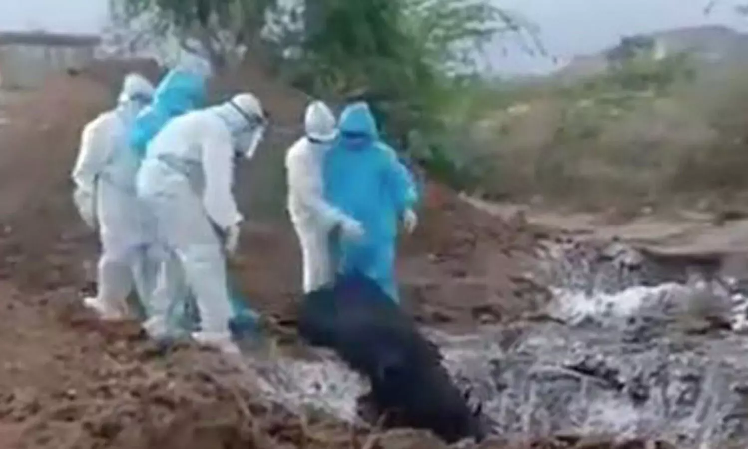 കർണാടകയിൽ കോവിഡ്​ രോഗികളുടെ മൃതദേഹങ്ങൾ ഒന്നിച്ച്​ കുഴിച്ചുമൂടി