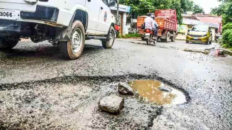 ചിലയിടത്ത് കുഴി..., ചിലയിടത്ത് വെള്ളക്കെട്ട്...; ഈ റോഡിനിതെന്തുപറ്റി? ചിലയിടത്ത് കുഴി..., ചിലയിടത്ത് വെള്ളക്കെട്ട്...; ഈ റോഡിനിതെന്തുപറ്റി?