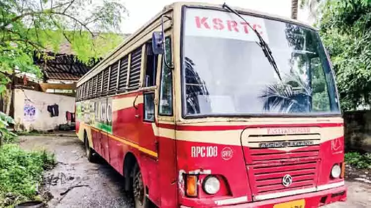 കോവിഡ് ബാധിതനായ കണ്ടക്ടർ ജോലിചെയ്ത ബസ് അണുമുക്തമാക്കുന്നതിൽ വീഴ്ച കോവിഡ് ബാധിതനായ കണ്ടക്ടർ ജോലിചെയ്ത ബസ് അണുമുക്തമാക്കുന്നതിൽ വീഴ്ച