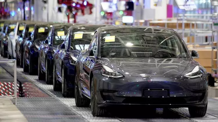 ഒന്നും രണ്ടുമല്ല... ഓൺലൈനിൽ അബദ്ധത്തിൽ ഓർഡർ ചെയ്​തത്​ 28 ടെസ്​ല കാറുകൾ