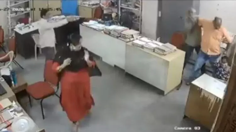 മാസ്​ക്​ ധരിക്കാൻ പറഞ്ഞതിന്​ ടൂറിസം ഓഫിസർ സഹപ്രവർത്തകയെ മർദിച്ചു; വിഡിയോ പുറത്ത്​