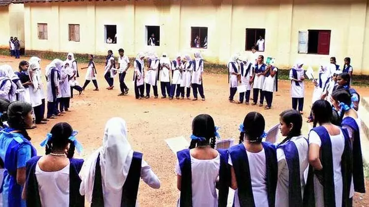 പ്ലസ് വൺ സീറ്റ് വർധന: മലപ്പുറം ജില്ലക്ക് നേരിയ ആശ്വാസം പ്ലസ് വൺ സീറ്റ് വർധന: മലപ്പുറം ജില്ലക്ക് നേരിയ ആശ്വാസം