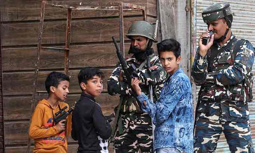 കശ്മീർ, ഏറ്റുമുട്ടൽ; ഞെ​ട്ട​റ്റു വീ​ഴു​ന്ന ജീ​വി​ത​ങ്ങ​ൾ