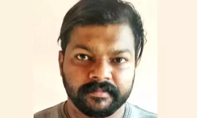 മൊ​ബൈ​ൽ ഫോ​ണി​ലെ ചി​ത്രം ഉ​പ​യോ​ഗി​ച്ച് ഭീ​ഷ​ണി; യു​വാ​വ് പി​ടി​യി​ൽ