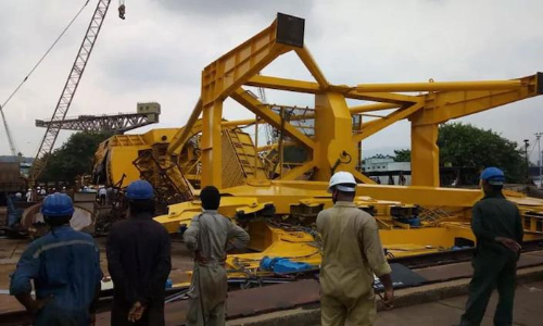 ഷിപ്പ്​യാർഡിൽ ​ക്രെയിൻ തകർന്ന്​ വീണ്​ പത്ത്​​ മരണം