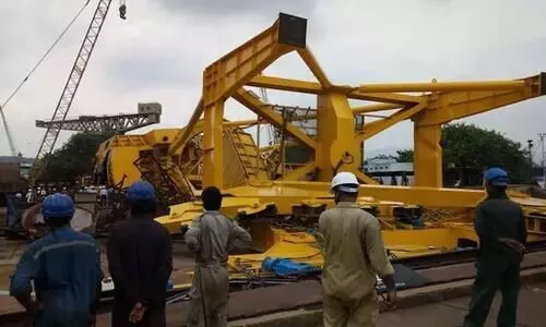 ഷിപ്പ്​യാർഡിൽ ​ക്രെയിൻ തകർന്ന്​ വീണ്​ പത്ത്​​ മരണം