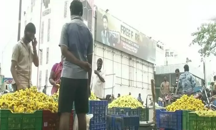 ലോക്ഡൗൺ ഇളവില്ല, ഒടുവിൽ ചെന്നൈയിൽ പൂവിൽപനക്കാർക്കായി തുറന്ന് തിയറ്റർ ലോക്ഡൗൺ ഇളവില്ല, ഒടുവിൽ ചെന്നൈയിൽ പൂവിൽപനക്കാർക്കായി തുറന്ന് തിയറ്റർ