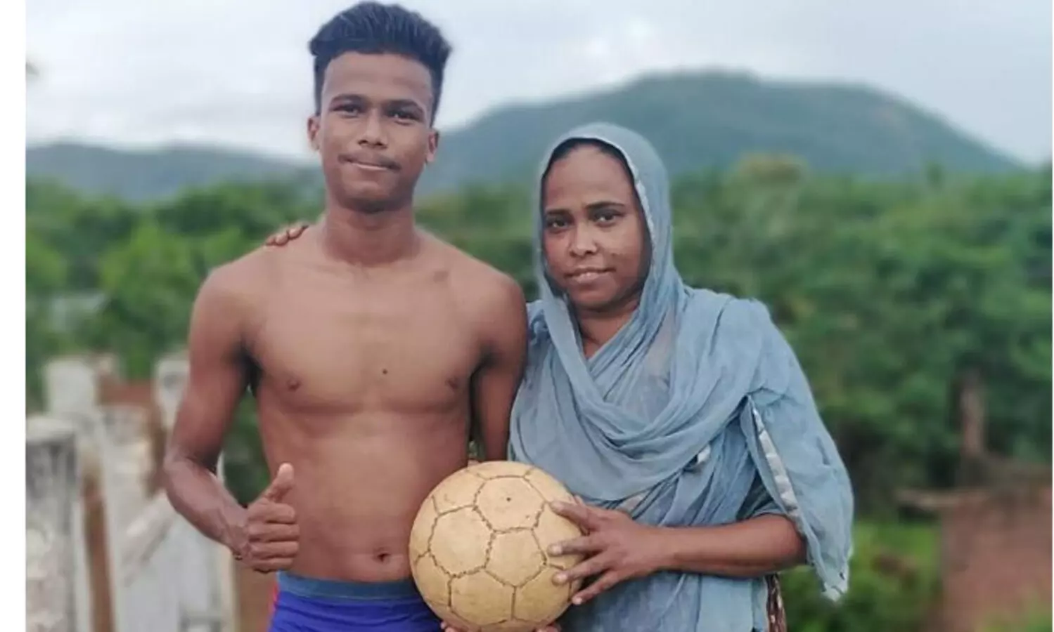 ഏക പ്രതീക്ഷ, അവനെ പന്തുകളിക്കാരനാക്കണം; മകനെ പ്രാക്​ടീസിന്​ സഹായിക്കുന്ന ഉമ്മയു​െട കഥ VIDEO