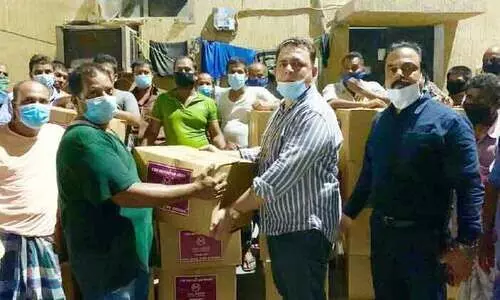 ദു​രി​ത​ത്തി​ലാ​യ തൊ​ഴി​ലാ​ളി​ക​ൾ​ക്ക് നോ​ർ​ക്ക ഹെ​ൽ​പ്​​ ഡെ​സ്​​ക്​ ഭ​ക്ഷ്യ​ധാ​ന്യം വി​ത​ര​ണം ചെ​യ്തു