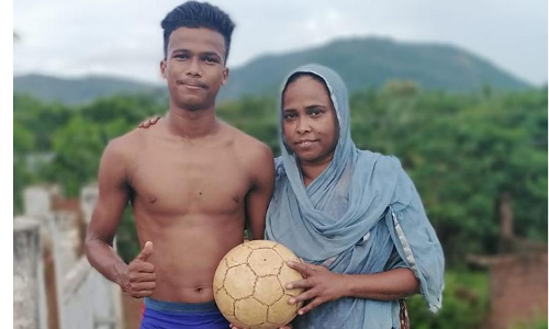 ഏക പ്രതീക്ഷ, അവനെ പന്തുകളിക്കാരനാക്കണം; മകനെ പ്രാക്​ടീസിന്​ സഹായിക്കുന്ന ഉമ്മയു​െട കഥ VIDEO