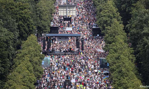 മാസ്‌ക് ഞങ്ങളെ അടിമകളാക്കുന്നു; ജർമ്മനിയിലും ബ്രിട്ടനിലും കോവിഡ്​ പ്രതിരോധ നടപടികൾക്കെതിരെ പ്രതിഷേധം 