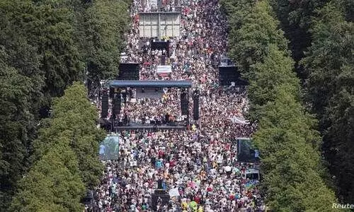 മാസ്‌ക് ഞങ്ങളെ അടിമകളാക്കുന്നു; ജർമ്മനിയിലും ബ്രിട്ടനിലും കോവിഡ്​ പ്രതിരോധ നടപടികൾക്കെതിരെ പ്രതിഷേധം 