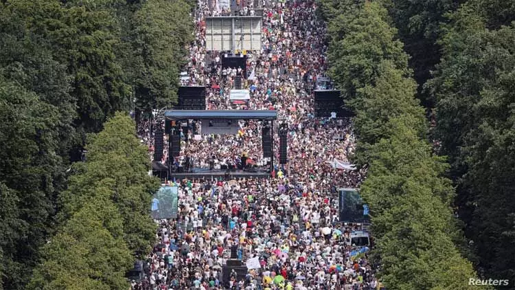 മാസ്ക് ഞങ്ങളെ അടിമകളാക്കുന്നു; ജർമ്മനിയിലും ബ്രിട്ടനിലും കോവിഡ് പ്രതിരോധ നടപടികൾക്കെതിരെ പ്രതിഷേധം മാസ്ക് ഞങ്ങളെ അടിമകളാക്കുന്നു; ജർമ്മനിയിലും ബ്രിട്ടനിലും കോവിഡ് പ്രതിരോധ നടപടികൾക്കെതിരെ പ്രതിഷേധം