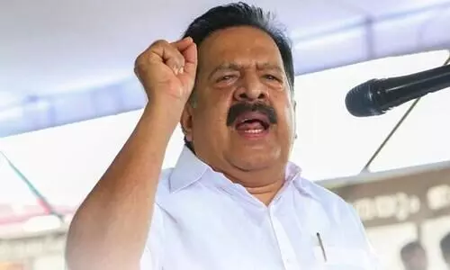 മുഖ്യമന്ത്രിയുടെ ഓഫീസ് സ്വർണകള്ളക്കടത്തിന് കൂട്ടുനിൽക്കുന്നത് മലയാളികൾക്ക് അപമാനം -ചെന്നിത്തല മുഖ്യമന്ത്രിയുടെ ഓഫീസ് സ്വർണകള്ളക്കടത്തിന് കൂട്ടുനിൽക്കുന്നത് മലയാളികൾക്ക് അപമാനം -ചെന്നിത്തല