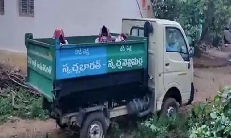 ആന്ധ്രയിൽ കോവിഡ് രോഗികളെ ആശുപത്രിയിലെത്തിച്ചത് മാലിന്യവണ്ടിയിൽ ആന്ധ്രയിൽ കോവിഡ് രോഗികളെ ആശുപത്രിയിലെത്തിച്ചത് മാലിന്യവണ്ടിയിൽ
