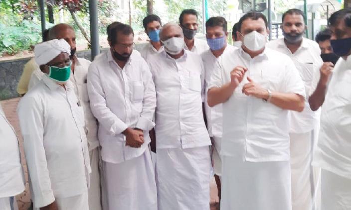 പള്ളിയിൽ കയറി മർദനം: പൊലീസിെൻറ നടപടി തെറ്റ് –കെ. മുരളീധരൻ എം.പി പള്ളിയിൽ കയറി മർദനം: പൊലീസിെൻറ നടപടി തെറ്റ് –കെ. മുരളീധരൻ എം.പി