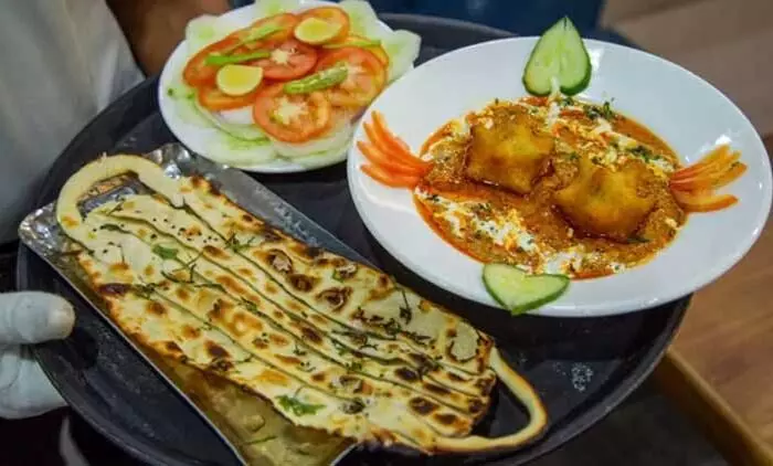 ഇവിടത്തെ സ്പെഷൽ കോവിഡ് കറിയും മാസ്ക് നാനും ഇവിടത്തെ സ്പെഷൽ കോവിഡ് കറിയും മാസ്ക് നാനും