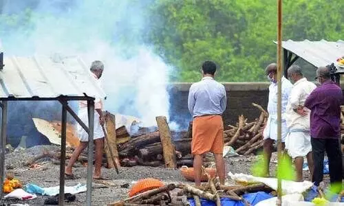 കോവിഡ് രോഗിയുടെ മൃതദേഹം സംസ്​കരിച്ച സംഭവം വിവാദത്തിൽ