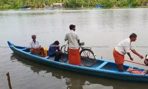 കാക്കത്തുരുത്തിലെ സൂര്യാസ്​തമയം
