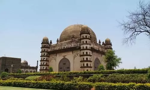 ഗോള്‍ ഗുംബസിന്‍െറ വിസ്മയത്തിനു മുന്നില്‍