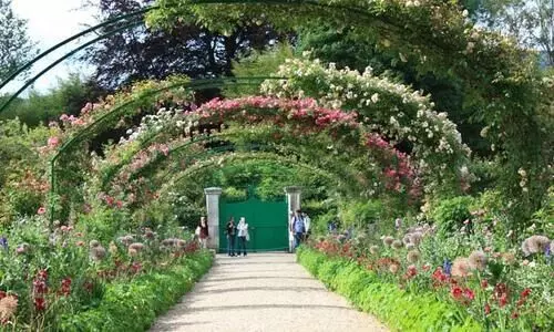 മൊണെയുടെ  വാട്ടർ ലില്ലികളും  പൂന്തോട്ടവും