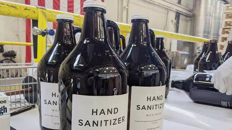 മദ്യം കിട്ടാനില്ല; അന്ധ്രയിൽ സാനിറ്റൈസർ പാർട്ടികൾ വരെ നടത്തി കുടിയന്മാർ, മരണം 16