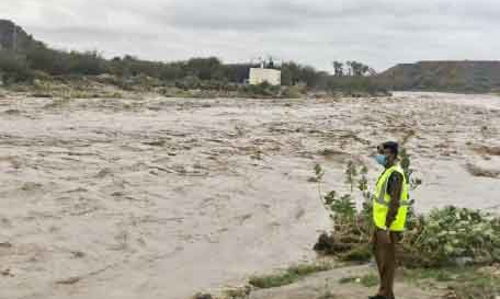 ജി​സാ​നി​ൽ ഇ​ടി​യോ​ട്​ കൂ​ടി​യ ക​ന​ത്ത മ​ഴ  
