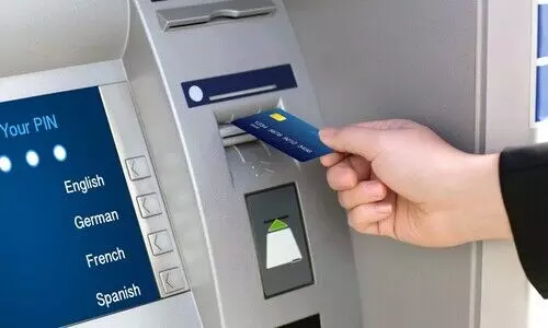 എ.ടി.എമ്മിൽനിന്ന്​ 5000 രൂപയിൽ കൂടുതൽ പിൻവലിച്ചാൽ ഫീസ്​ ഈടാക്കാൻ നിർ​േദശം