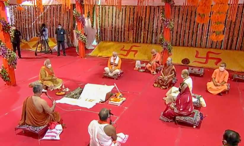 അയോധ്യയിലെ രാമക്ഷേത്ര ശിലാസ്ഥാപനം: മൂവാറ്റുപുഴ പൊലീസ് സ്റ്റേഷനിൽ ലഡു വിതരണം അയോധ്യയിലെ രാമക്ഷേത്ര ശിലാസ്ഥാപനം: മൂവാറ്റുപുഴ പൊലീസ് സ്റ്റേഷനിൽ ലഡു വിതരണം