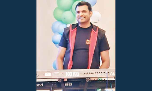 ബ​ഹ്‌​റൈ​ൻ പ്ര​വാ​സി​യു​ടെ ഈ​ണ​ത്തി​ന് ദ​ലീ​മ പാ​ടു​ന്നു