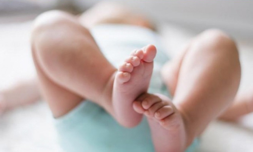 ഇന്ധനം തീർന്ന് വഴിയിലകപ്പെട്ട കാറിൽ യുവതി പ്രസവിച്ചു