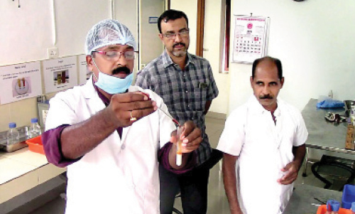 സം​സ്​​ഥാ​ന അ​തി​ർ​ത്തി​യി​ലെ പാ​ൽ ചെ​ക്പോ​സ്​​റ്റ്​ തു​റ​ന്നു