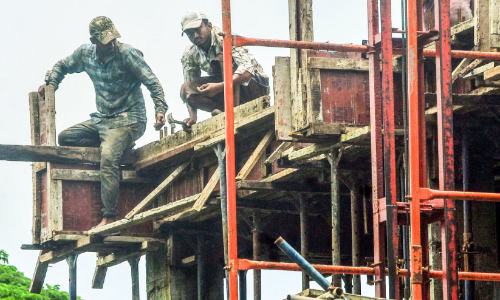 തട്ടിയും മുട്ടിയും നിർമാണ തൊഴിലാളികളുടെ ജീവിതം