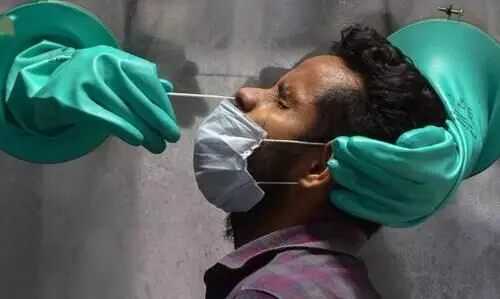 സ്രവ പരിശോധന: വൈറസിനെ പോലെ അകറ്റിനിർത്താം വ്യാജ പ്രചാരണങ്ങളെയും സ്രവ പരിശോധന: വൈറസിനെ പോലെ അകറ്റിനിർത്താം വ്യാജ പ്രചാരണങ്ങളെയും