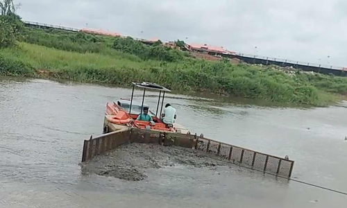 കൊച്ചി വിമാനത്താവള മേഖലയിലെ തോടുകളിലെ ശുചീകരണ പ്രവർത്തനം