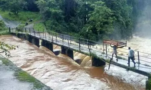 ഇടുക്കി ഏലപ്പാറയിൽ ഉരുൾപൊട്ടി; രണ്ട് യാത്രക്കാരുമായി കാർ മലവെള്ളപ്പാച്ചിലിൽ കാണാതായി