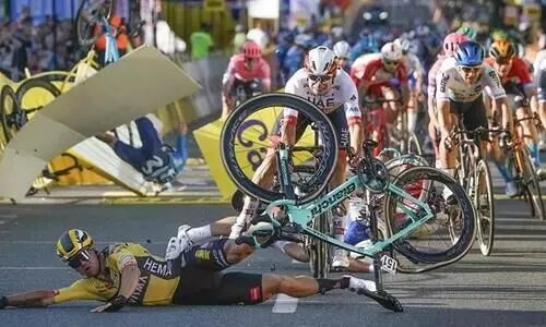 ഫിനിഷിങ്​ ലൈനിൽ കൂട്ടിയിടി; ഡച്ച്​ സൈക്ലിങ്​ ​താരം അബോധാവസ്​ഥയിൽ