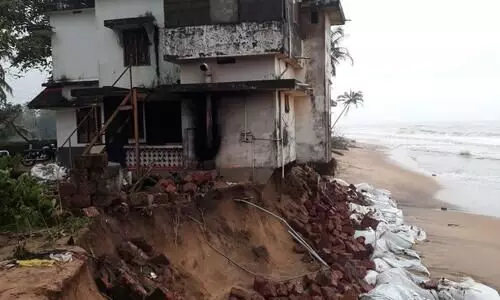 ഉപ്പള മൂസോടി കടപ്പുറത്ത് കടലാക്രമണം മൂലം ഭാഗികമായി തകർന്ന തസ്ലിമയുടെ വീട്