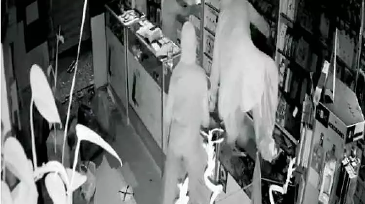 ഷാർജയിൽ മലയാളികളുടെ നിരവധി കടകളിൽ മോഷണം ഷാർജയിൽ മലയാളികളുടെ നിരവധി കടകളിൽ മോഷണം