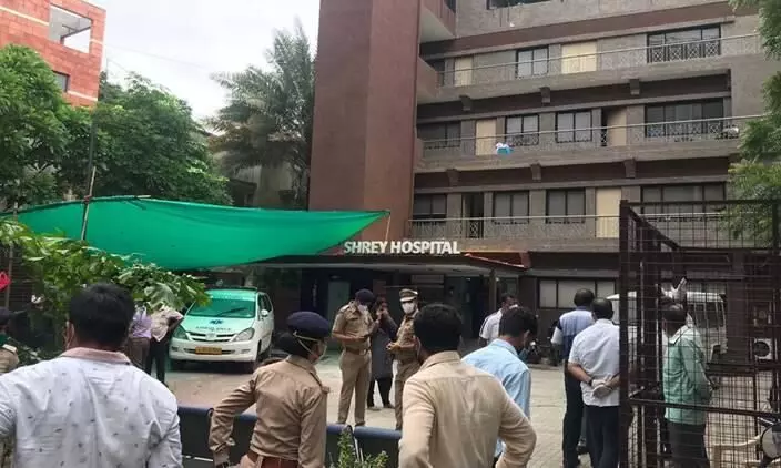 ഗുജറാത്തിൽ കോവിഡ് ആശുപത്രിയിൽ തീപിടുത്തം; എട്ട് രോഗികൾ മരിച്ചു ഗുജറാത്തിൽ കോവിഡ് ആശുപത്രിയിൽ തീപിടുത്തം; എട്ട് രോഗികൾ മരിച്ചു