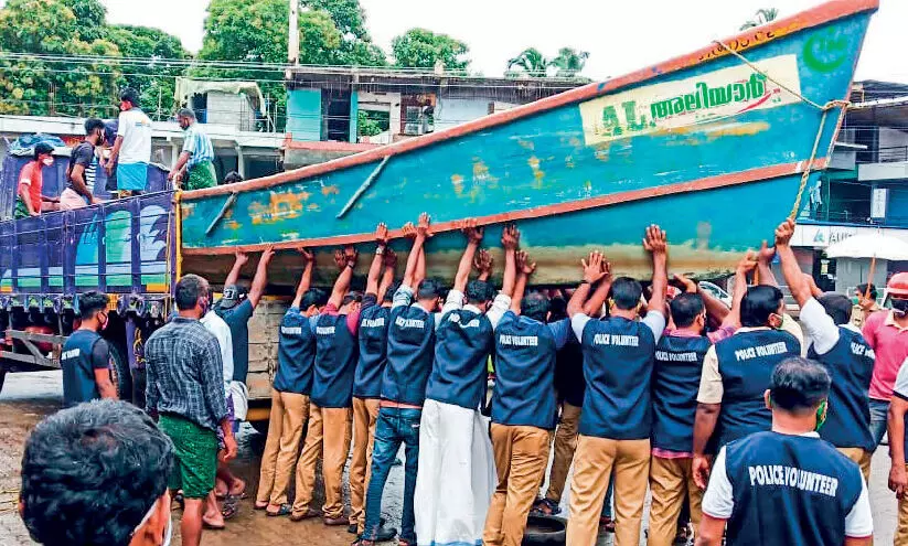 എ​ട​വ​ണ്ണ​യി​ൽ മ​ത്സ്യ​ത്തൊ​ഴി​ലാ​ളി​ക​ളും വ​ള്ള​ങ്ങ​ളും എ​ത്തി