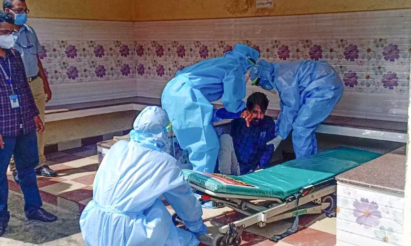 പക്ഷാഘാതം ബാധിച്ചയാളെ വഴിയിൽ ഇറക്കിവിട്ടു