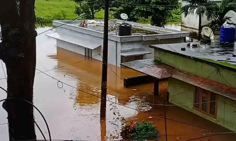 പുഴകൾ കരകവിഞ്ഞു; മാവൂരിൽ വീടുകൾ മുങ്ങി, കുടുംബങ്ങളെ മാറ്റിപ്പാർപ്പിച്ചു പുഴകൾ കരകവിഞ്ഞു; മാവൂരിൽ വീടുകൾ മുങ്ങി, കുടുംബങ്ങളെ മാറ്റിപ്പാർപ്പിച്ചു