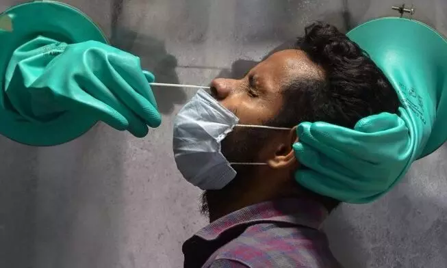 സ്രവ പരിശോധന: വൈറസിനെ പോലെ അകറ്റിനിർത്താം വ്യാജ പ്രചാരണങ്ങളെയും സ്രവ പരിശോധന: വൈറസിനെ പോലെ അകറ്റിനിർത്താം വ്യാജ പ്രചാരണങ്ങളെയും